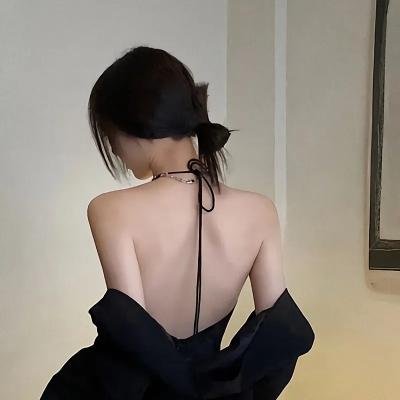 玻璃橱窗中的姑娘